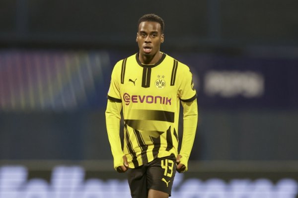 Sky Sports: Chelsea has made a offer to buy Gittens, hoping to sign him before the Club World Cup