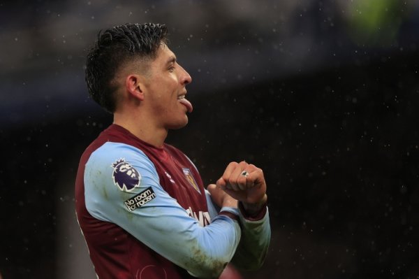Romano: Mourinho strongly demands signing Edsson Alvarez, and the clubs of both sides have negotiated